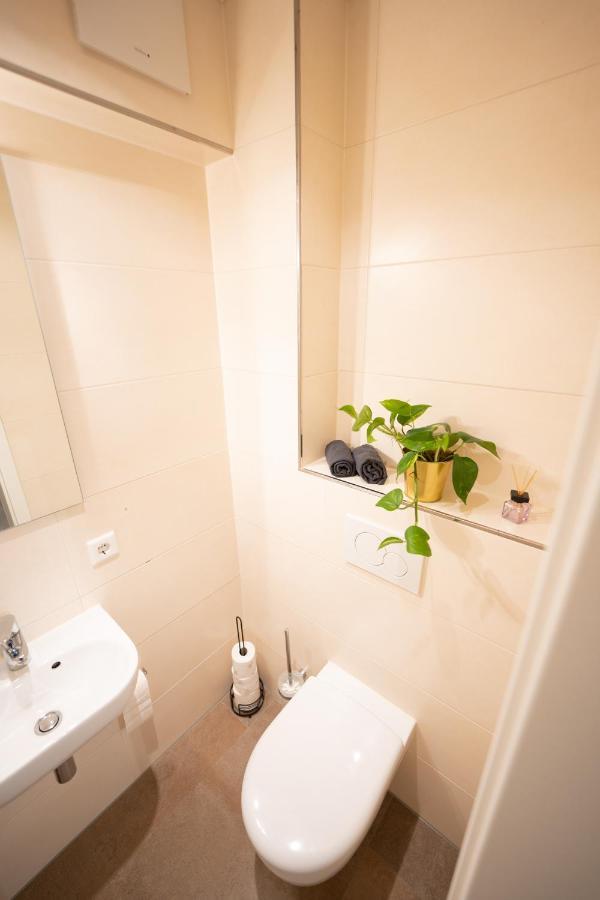 -Zentrale Wohnung-Balkon-Desingerkueche- Bielefeld Exteriér fotografie